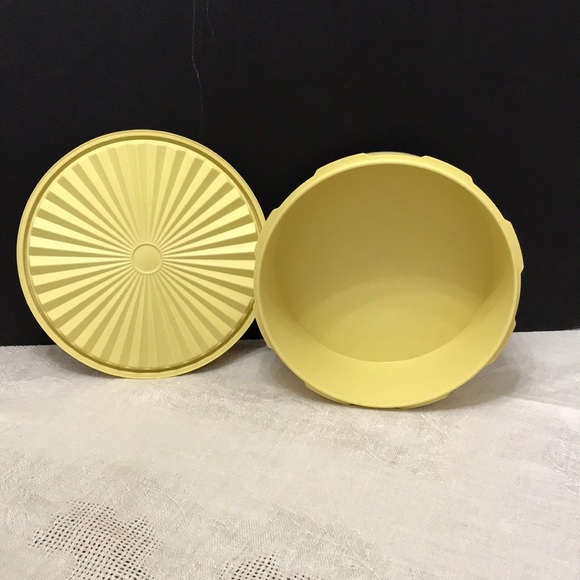 Vintage Tupperware Canister Gold - Picture 4 of 5